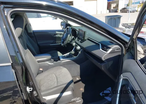 2021 Toyota Rav4 Xle z USA, uszkodzony, nr VIN 2T3P1RFV8MW226260